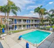 Swimming Pool 3 Motel 6 Bakersfield, CA - Airport