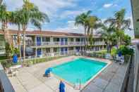 Swimming Pool Motel 6 Bakersfield, CA - Airport