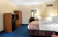 Bedroom 4 Days Inn by Wyndham Penn State