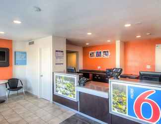 Lobby 2 Motel 6 Redding, CA - North