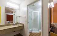 In-room Bathroom 7 Motel 6 Kirkland, WA - North Kirkland