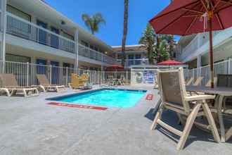 Swimming Pool 4 Motel 6 Santa Ana, CA