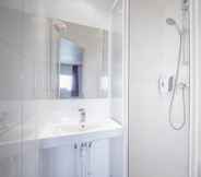 In-room Bathroom 3 Hotel Premiere Classe Orly Rungis