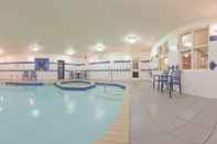 Kolam Renang Holiday Inn Express Hotel & Suites Barrie, an IHG Hotel