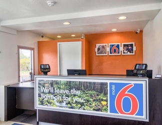 Lobby 2 Motel 6 Everett, WA - South