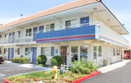 Bên ngoài 2 Motel 6 Lancaster, CA