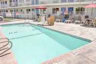 Swimming Pool Motel 6 Lancaster, CA