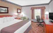 Bedroom 2 Days Inn by Wyndham Denham Springs-Baton Rouge East