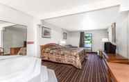 Bedroom 4 Brentwood Inn & Suites