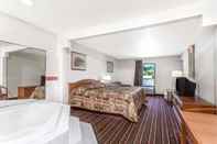 Bedroom Brentwood Inn & Suites