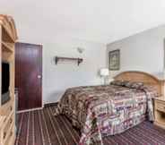 Bedroom 5 Brentwood Inn & Suites