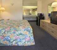 Bedroom 7 Brentwood Inn & Suites