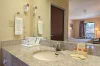 Toilet Kamar Brentwood Inn & Suites