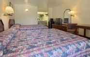 Bedroom 6 Brentwood Inn & Suites