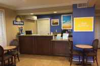 Lobby Days Inn by Wyndham Kingman East