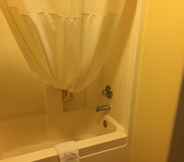 In-room Bathroom 2 Days Inn by Wyndham Kingman East