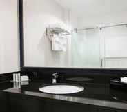 In-room Bathroom 7 Fairfield Inn by Marriott Manhattan
