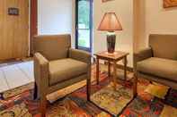 Common Space Best Western Plaza Hotel Saugatuck