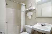 In-room Bathroom HomeTowne Studios by Red Roof Chicago - Waukegan