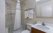 In-room Bathroom 2 HomeTowne Studios By Red Roof Nashville - Airport/ Briley Pkwy