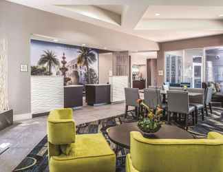 Lobby 2 La Quinta Inn & Suites by Wyndham Orlando Lake Mary