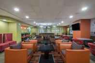 บาร์ คาเฟ่ และเลานจ์ La Quinta Inn & Suites by Wyndham Clarksville