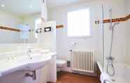 In-room Bathroom 7 Kyriad - Tours Centre