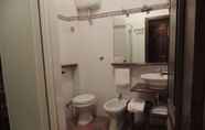 In-room Bathroom 5 Country Relais I Due Laghi