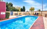 Kolam Renang 2 Parkside Motel Geelong