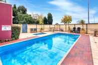 Swimming Pool Parkside Motel Geelong