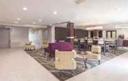 Lobi 3 La Quinta Inn & Suites by Wyndham Knoxville North I-75