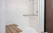 ห้องน้ำภายในห้อง 6 Microtel Inn by Wyndham Onalaska/La Crosse