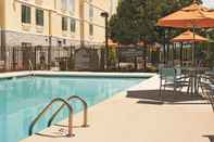 สระว่ายน้ำ La Quinta Inn & Suites by Wyndham Atlanta Airport North