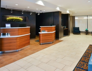 Lobi 2 Courtyard by Marriott Beaumont