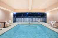Swimming Pool Ramada by Wyndham Fresno Northwest