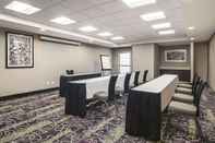 Functional Hall La Quinta Inn & Suites by Wyndham Denver Airport DIA