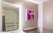 In-room Bathroom 4 La Quinta Inn & Suites by Wyndham Denver Airport DIA