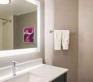 In-room Bathroom 6 La Quinta Inn & Suites by Wyndham Denver Airport DIA