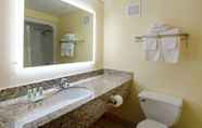 Toilet Kamar 5 Quality Inn & Suites