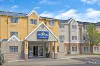 Exterior Microtel Inn & Suites by Wyndham Denver Airport