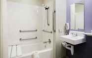 Toilet Kamar 4 Microtel Inn & Suites by Wyndham Denver Airport