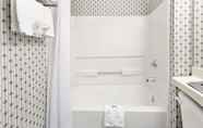 Toilet Kamar 6 Microtel Inn & Suites by Wyndham Denver Airport