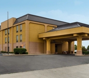 Exterior 7 Quality Inn