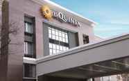 Bangunan 7 La Quinta Inn & Suites by Wyndham Raleigh Downtown North