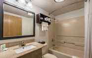 In-room Bathroom 6 Quality Inn Grove City - Columbus South
