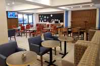 Bar, Cafe and Lounge Holiday Inn Express Columbia - Two Notch, an IHG Hotel