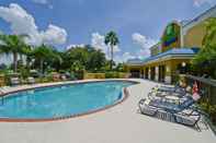 สระว่ายน้ำ Holiday Inn Express - Vero Beach, an IHG Hotel