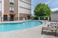 สระว่ายน้ำ Comfort Suites Johnson City near University