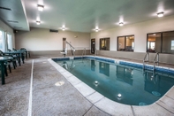 Kolam Renang Quality Inn & Suites Mendota near I-39