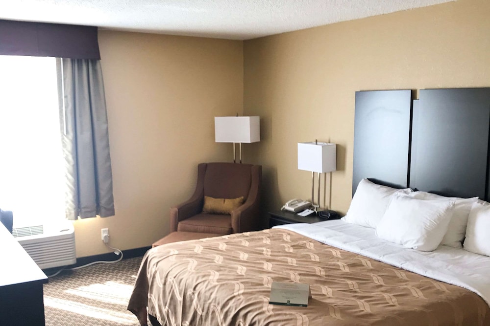 Phòng ngủ 5 Quality Inn & Suites Mendota near I-39